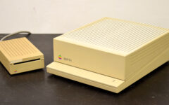 Apple IIGS de 1986 accompagné d’un lecteur de disquettes 3,5 pouces