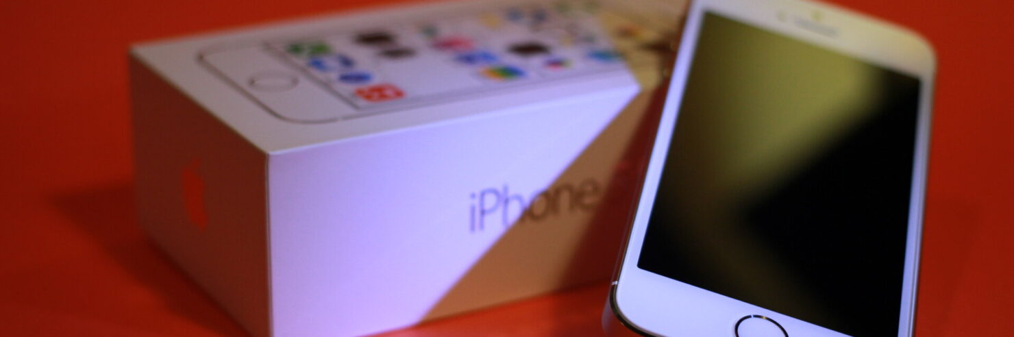 iPhone 5s argent avec son bouton Touch ID et sa boîte