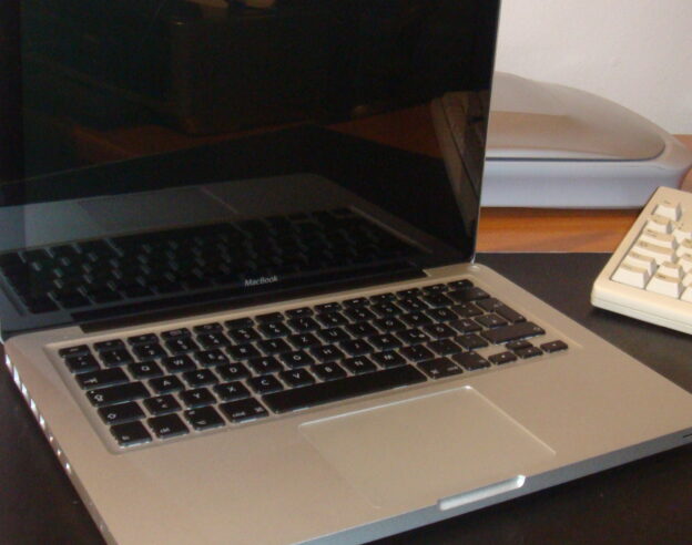 image de l'article Dans l&rsquo;histoire d&rsquo;Apple : le MacBook unibody, quand une méthode de fabrication devint le design d&rsquo;Apple