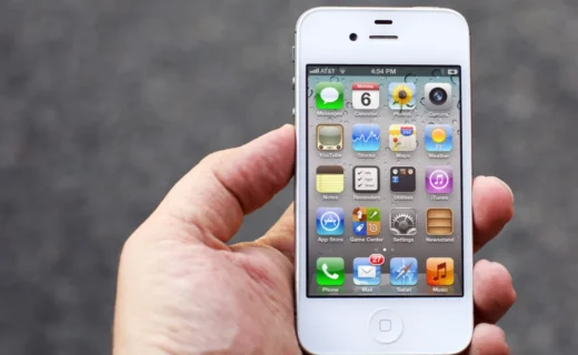 Dans l’histoire d’Apple : l’iPhone 4S, quand Siri promit l’assistant du futur avant d’en avoir les moyens