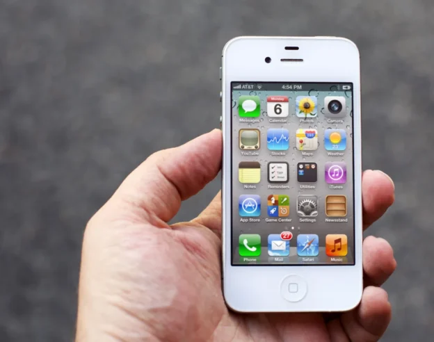 Image Dans l&rsquo;histoire d&rsquo;Apple : l&rsquo;iPhone 4S, quand Siri promit l&rsquo;assistant du futur avant d&rsquo;en avoir les moyens
